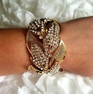 BCBGMAXAZRIA Pavé Stone Leaf Bracelet